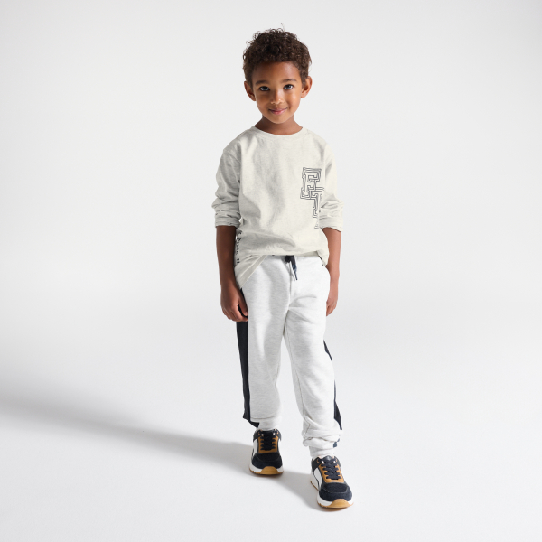 تي شيرت كم طويل رمادي بطبعة رسالة للأولاد.